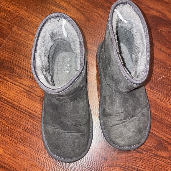 NWT The Children's Place Girls Shakey Heart Faux Suede Boots Grey Size 10 - Picture 4 of 5